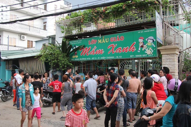 bi thay co bao hanh tre khoc lon anh mat hoang mang so hai khi bo me dua den truong