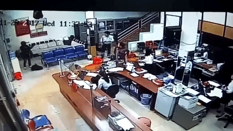 clip doi tuong het lon truoc sau gi cung chet roi bat ngo no sung ban bao ve cuop ngan hang o da k la k