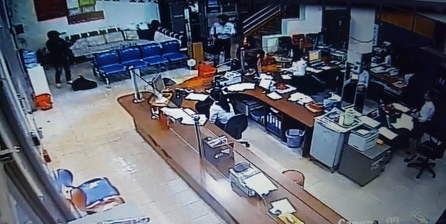 clip doi tuong het lon truoc sau gi cung chet roi bat ngo no sung ban bao ve cuop ngan hang o da k la k