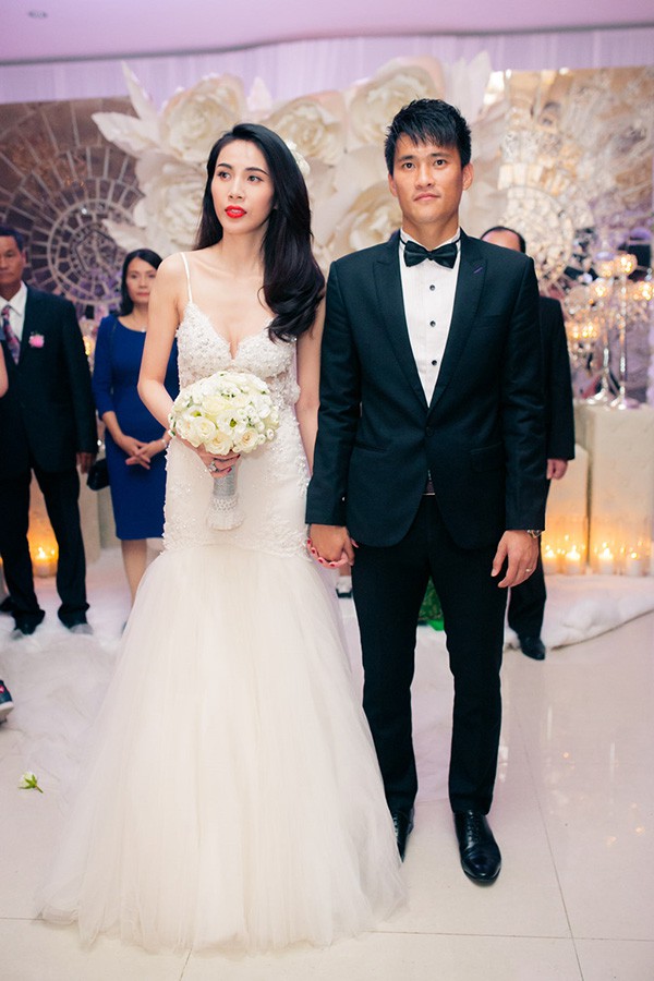 dam cuoi cong vinh thuy tien khach la vo tu xin chu ky lay trom do trang tri