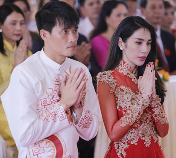 dam cuoi cong vinh thuy tien khach la vo tu xin chu ky lay trom do trang tri