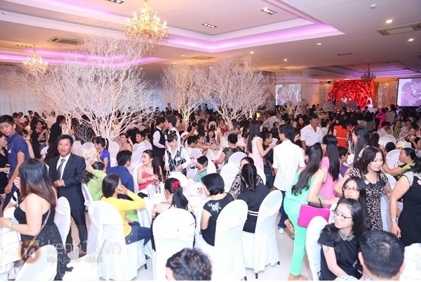 dam cuoi cong vinh thuy tien khach la vo tu xin chu ky lay trom do trang tri
