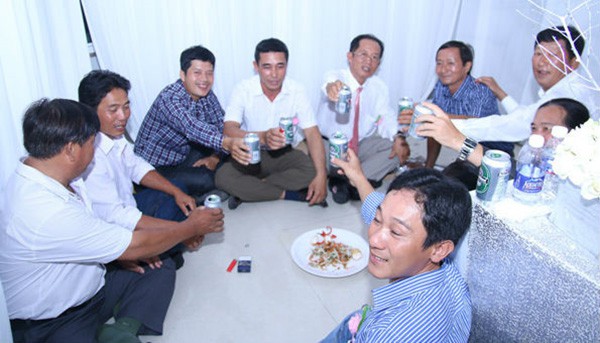 dam cuoi cong vinh thuy tien khach la vo tu xin chu ky lay trom do trang tri