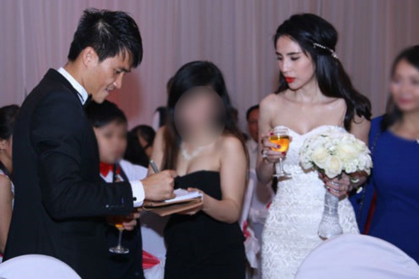 dam cuoi cong vinh thuy tien khach la vo tu xin chu ky lay trom do trang tri