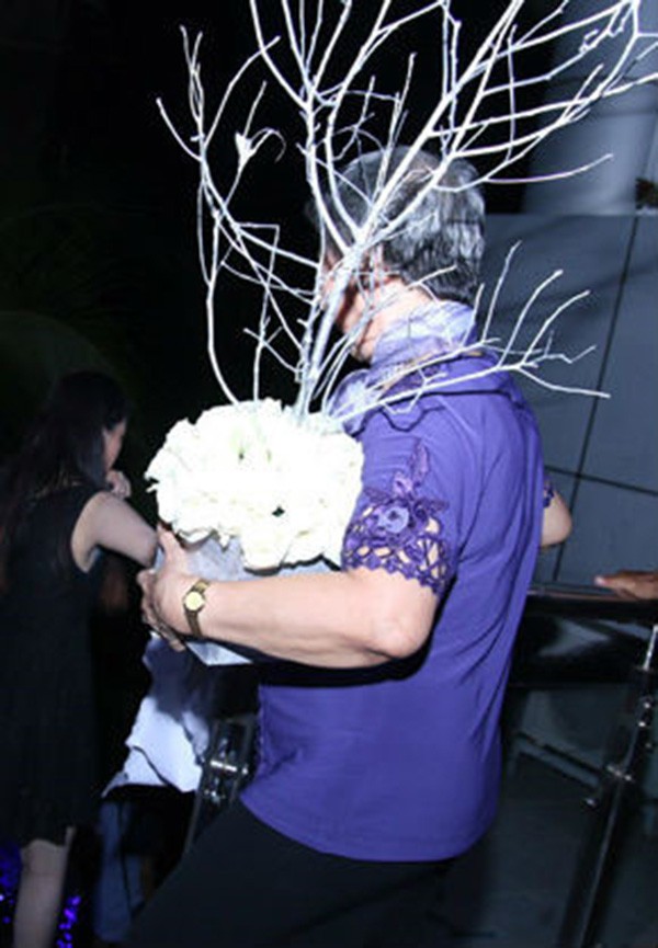 dam cuoi cong vinh thuy tien khach la vo tu xin chu ky lay trom do trang tri