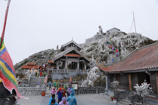 bang gia xuat hien tren dinh fansipan du khach thich thu tao dang chup anh