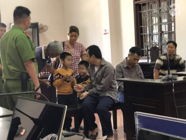 vu container dam innova o thai nguyen nghen long anh mat cua hai dua tre gap bo trong phien toa sau 2 nam xa cach
