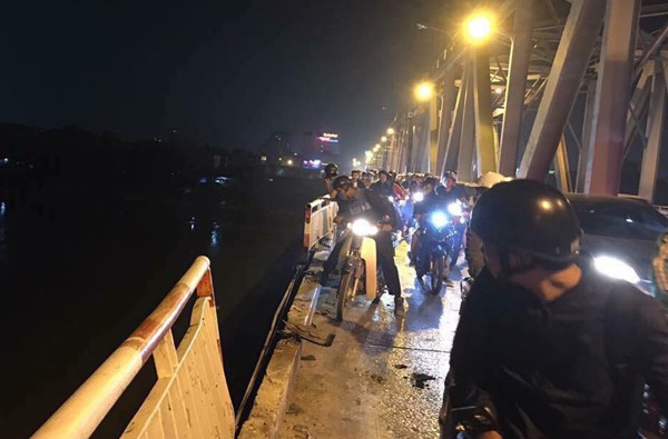 ha noi kinh hoang xe o to tong rung lan can cau chuong duong roi xuong song hong