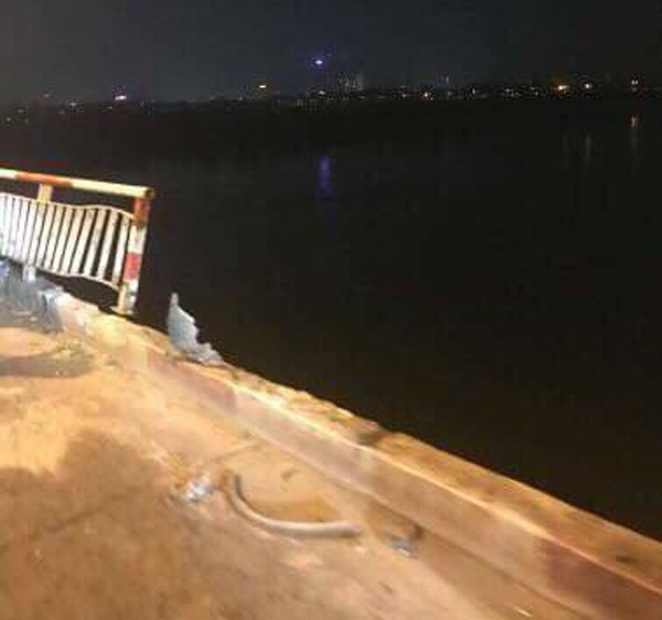 ha noi kinh hoang xe o to tong rung lan can cau chuong duong roi xuong song hong