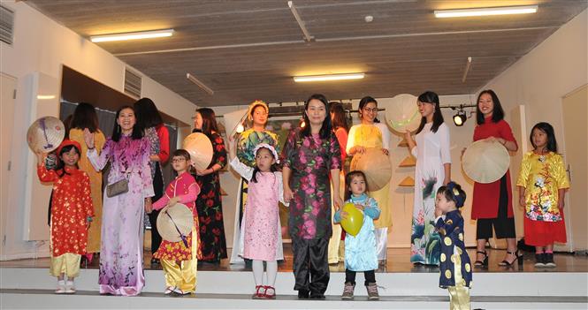 tha thuot ta ao dai viet nam tren dat nuoc bi
