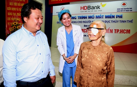 phau thuat mien phi giup 350 benh nhan tim lai duoc anh sang