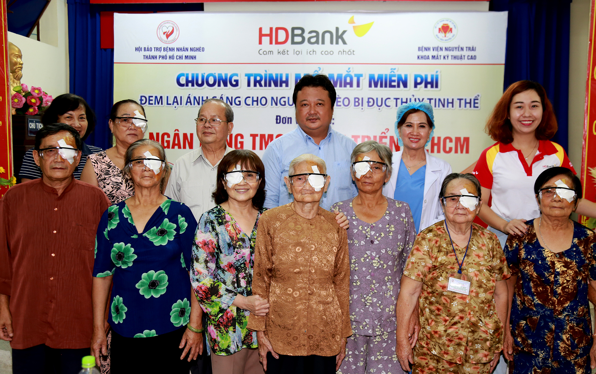 phau thuat mien phi giup 350 benh nhan tim lai duoc anh sang