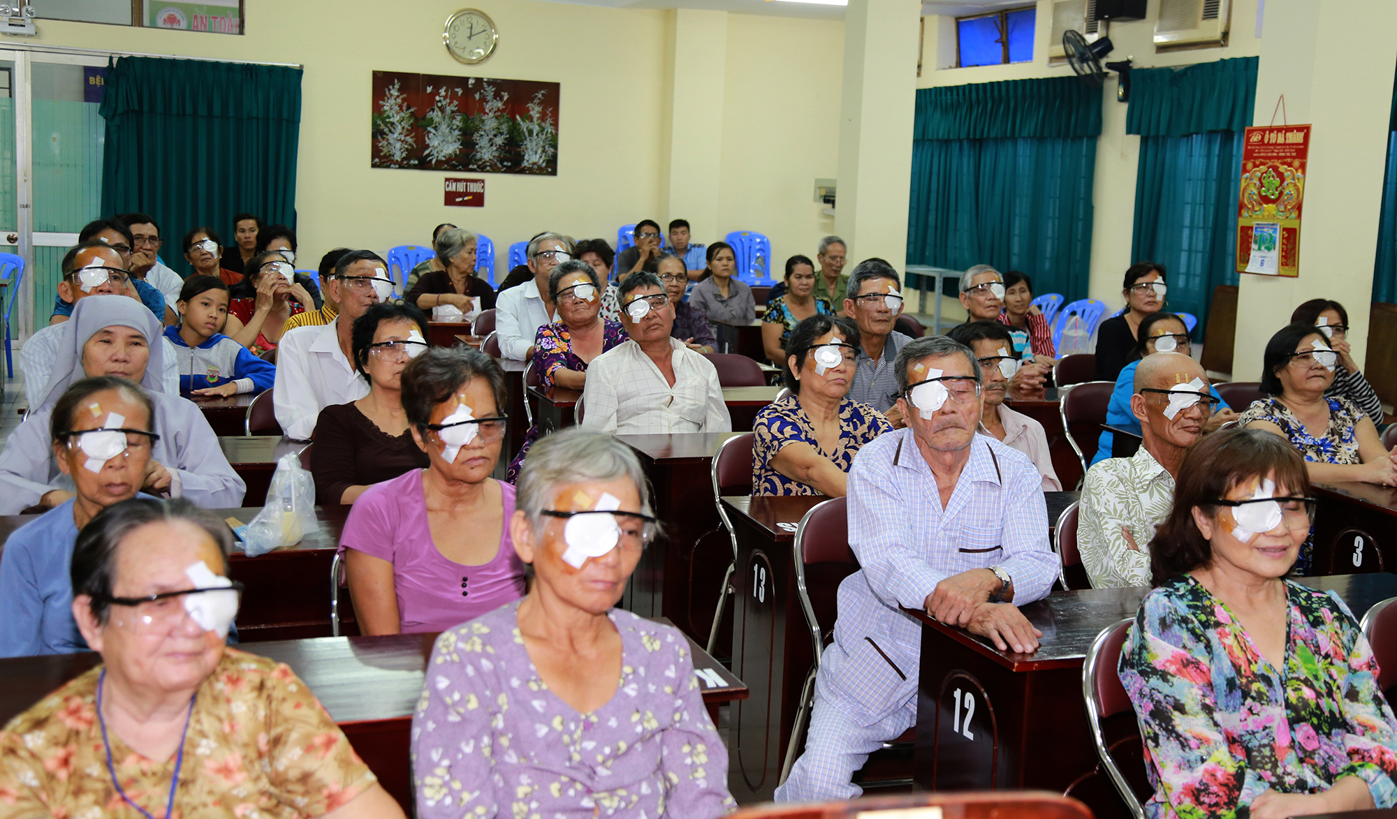 phau thuat mien phi giup 350 benh nhan tim lai duoc anh sang