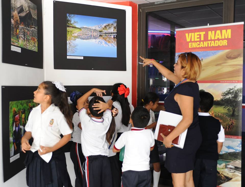 sinh vien hoc gia mexico tim hieu ve viet nam ngay nay