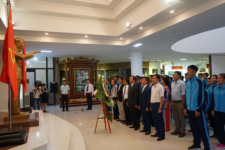 doan van dong vien thua thien hue dang hoa truoc khi tham gia dai hoi the thao toan quoc