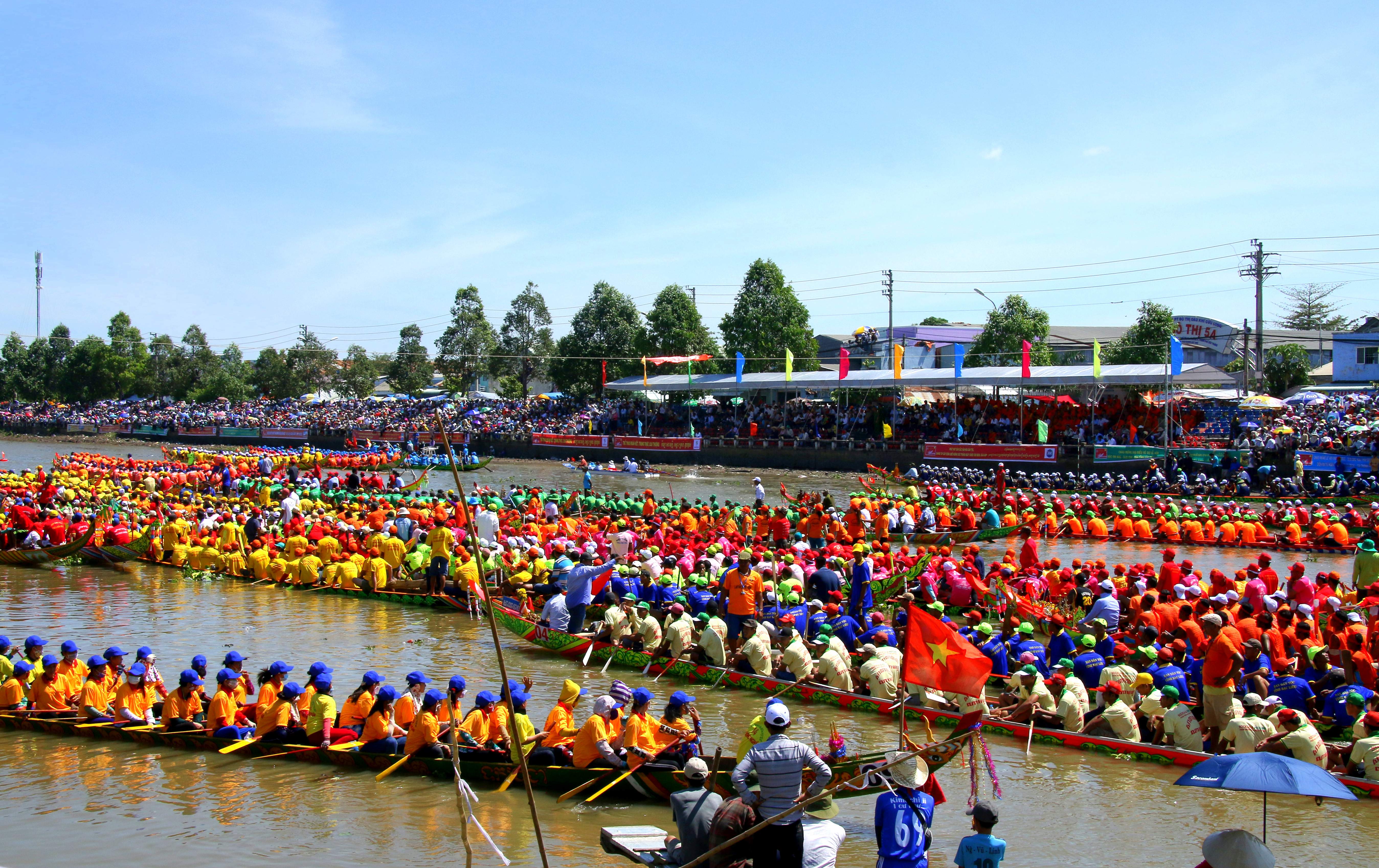 soc trang soi noi dien ra giai dua ghe ngo truyen thong