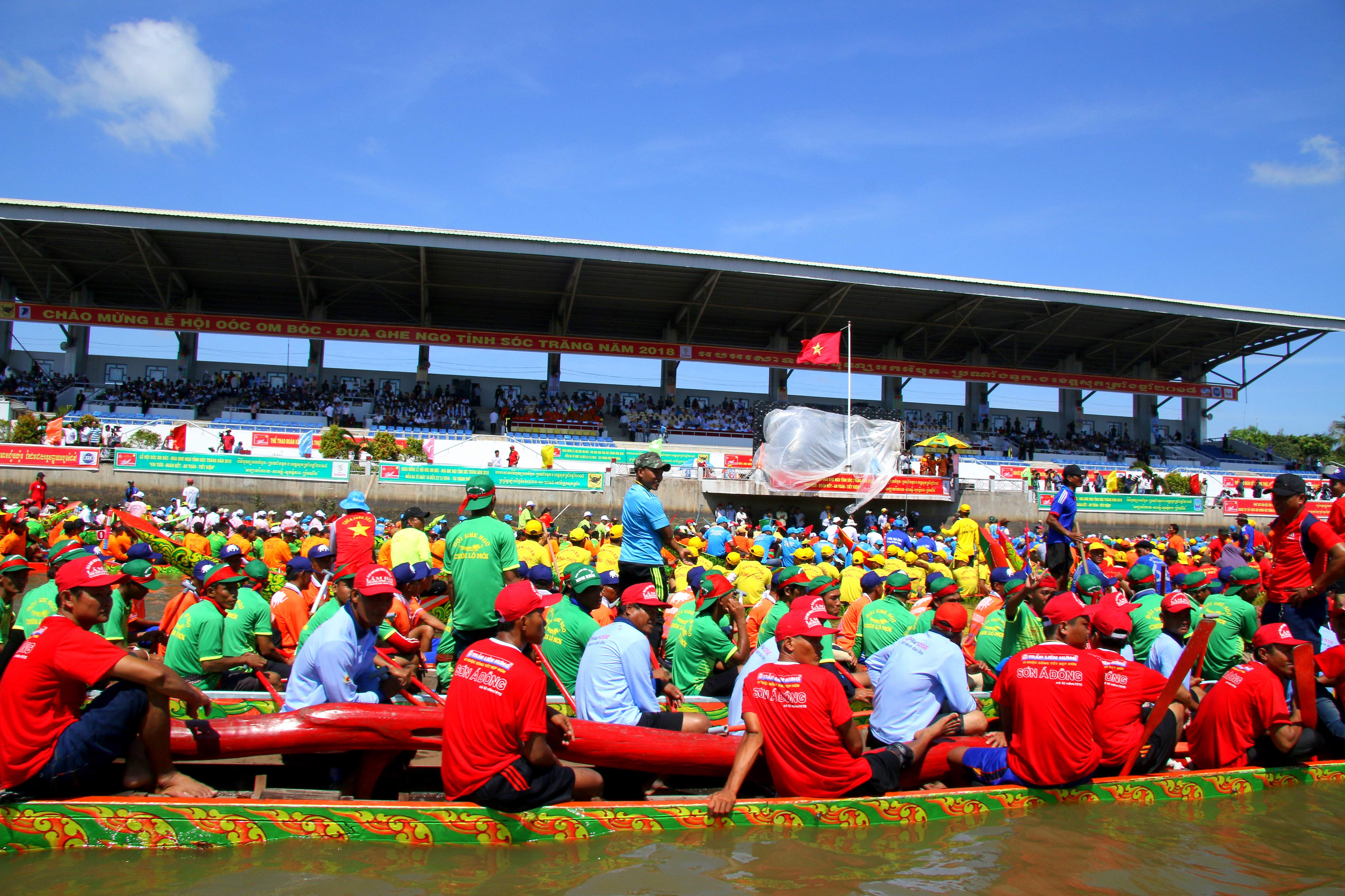 soc trang soi noi dien ra giai dua ghe ngo truyen thong