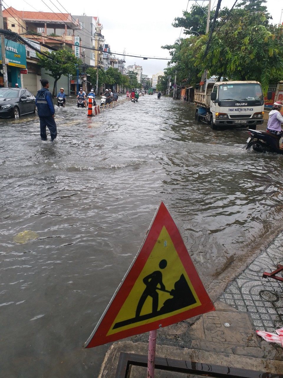nguoi dan tphcm vat va bang qua nhieu tuyen duong ngap nuoc sau bao so 9