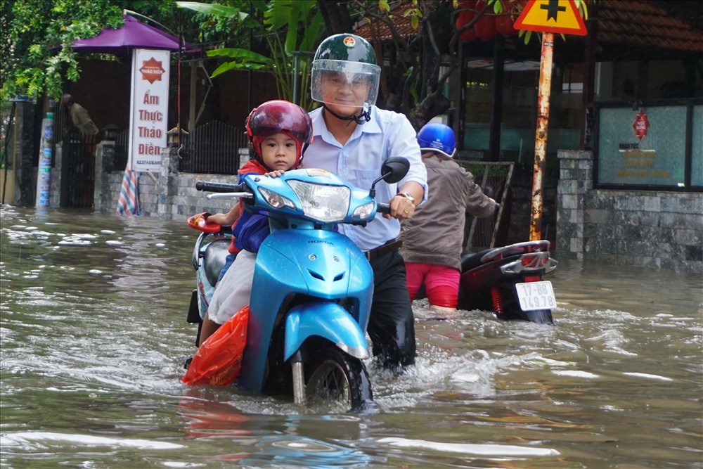 nguoi dan tphcm vat va bang qua nhieu tuyen duong ngap nuoc sau bao so 9