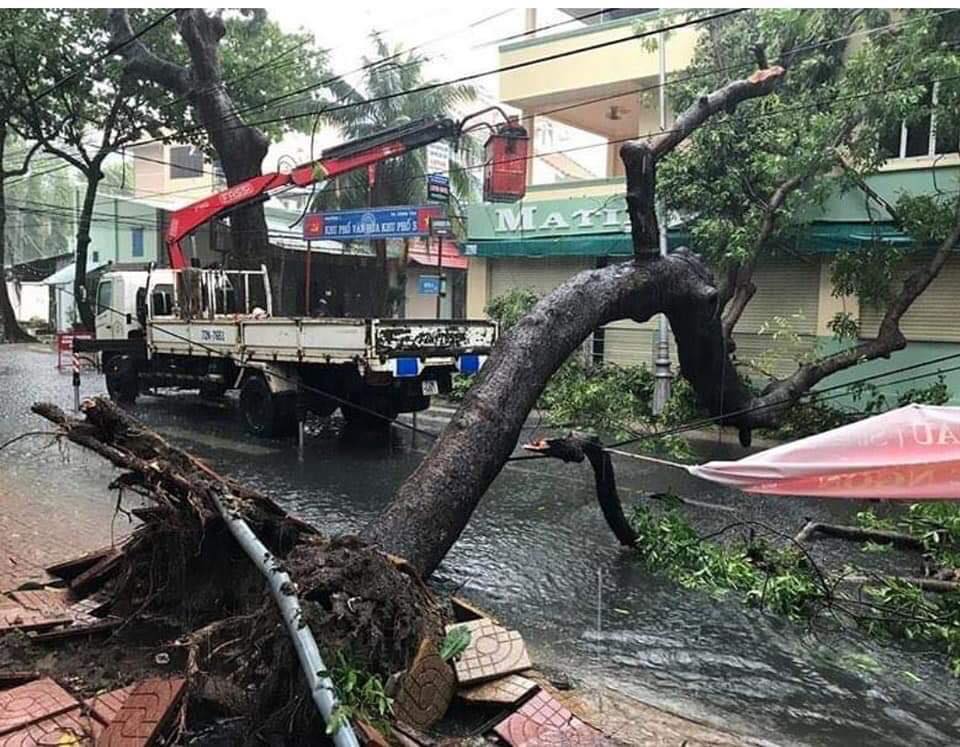 nguoi dan tphcm vat va bang qua nhieu tuyen duong ngap nuoc sau bao so 9