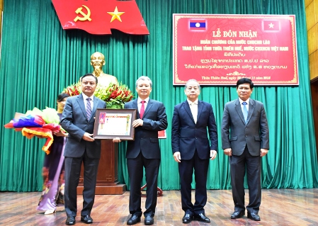 lanh dao tinh thua thien hue don nhan huan chuong lao dong hang nhat cua nuoc chdcnd lao