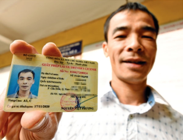chua kip doi giay phep lai xe sang vat lieu pet khong phai thi lai