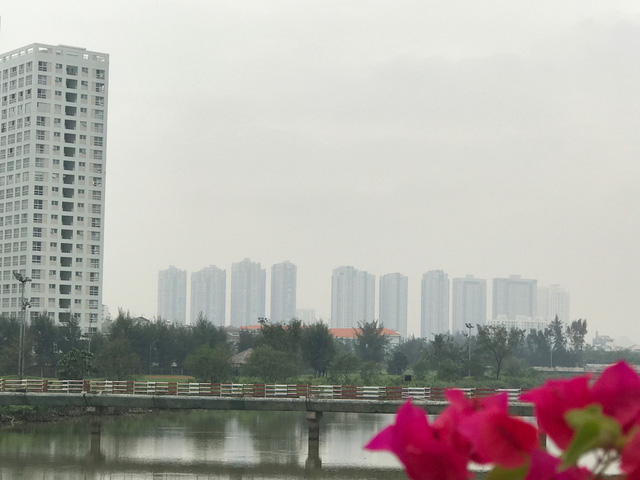 nha cao tang moc len den dau ha tang qua tai den do tphcm dang nghet tho