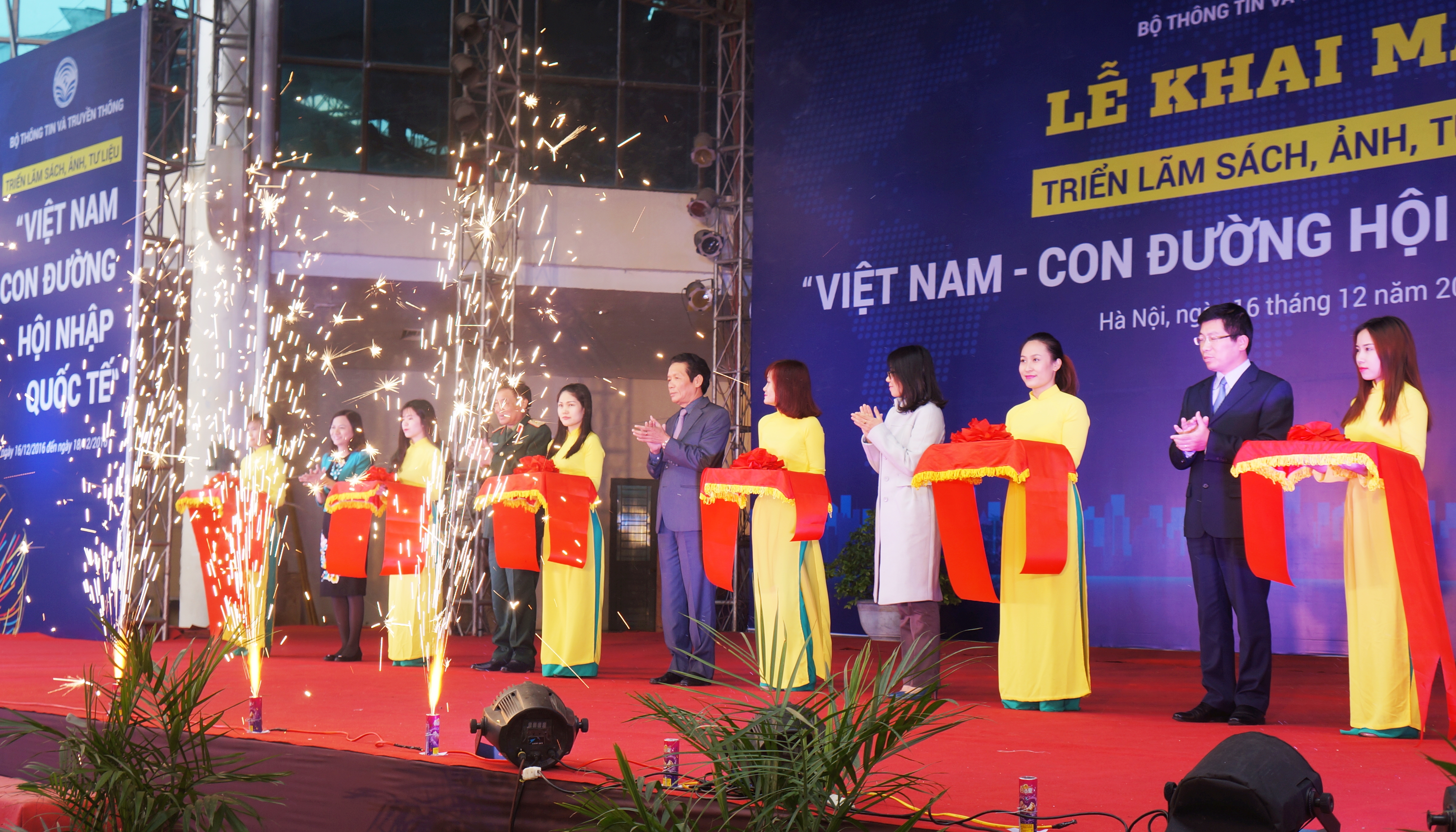 khai mac trien lam sach anh tu lieu viet nam con duong hoi nhap quoc te