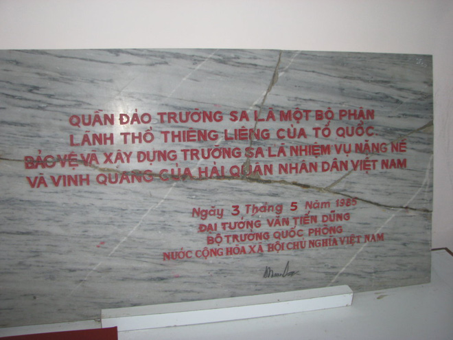 Lao lên đảo Đá Lớn: Tàu 701 anh hùng dựng cột mốc chủ quyền Việt Nam ở Trường Sa lao len dao da lon tau 701 anh hung dung cot moc chu quyen viet nam o truong sa