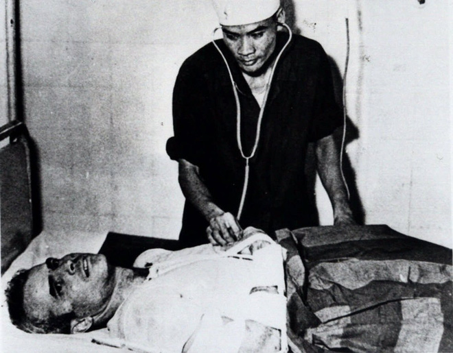 trung tuong nga ke lai khoanh khac chung kien phi cong john mccain bi ban roi o ha noi