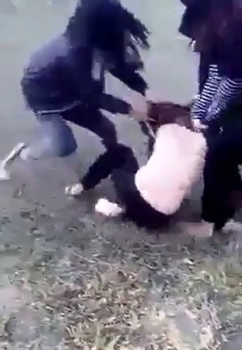nhom nu sinh danh lot ao ban giua duong roi len facebook xin loi