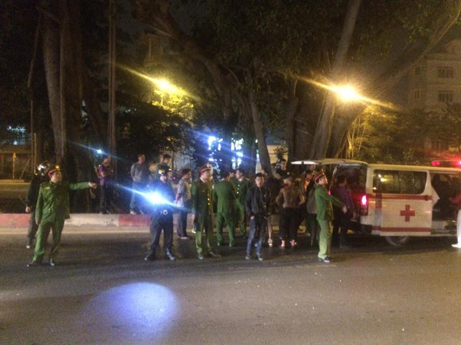 ha noi sau khi uong ruou nguoi dan ong ra goc cay da tam xang tu thieu