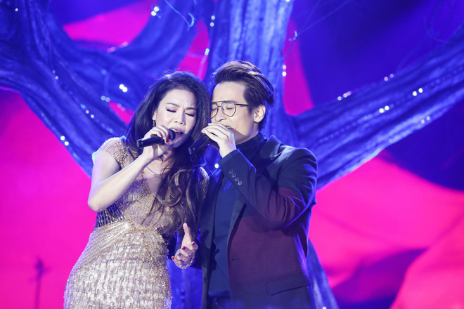 qua xuc dong bui anh tuan rung rung om chat ha anh tuan tren san khau