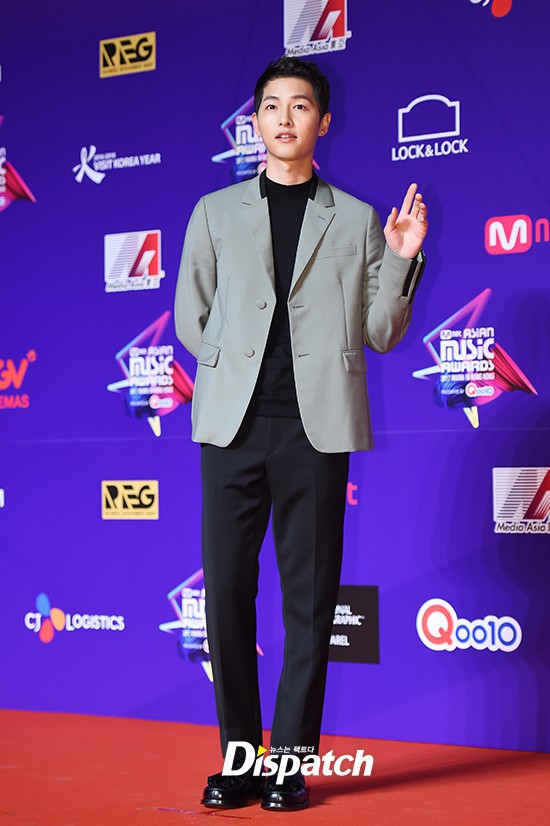 song joong ki khien hang loat sao tre bi lep ve vi nhan sac bung no tren tham do mama tai hong kong