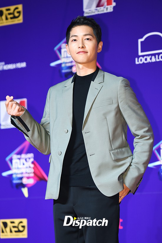 song joong ki khien hang loat sao tre bi lep ve vi nhan sac bung no tren tham do mama tai hong kong