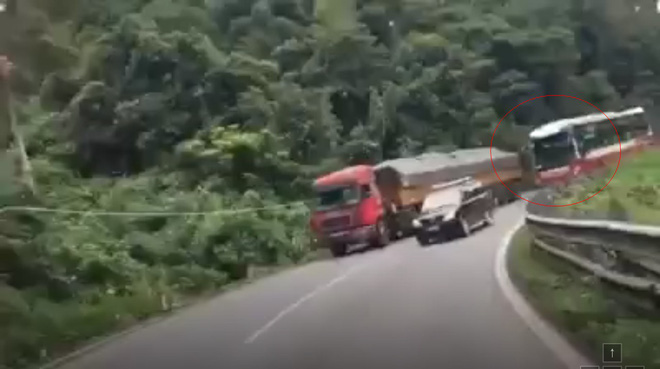 clip xe khach thanh buoi vuot au kinh hoang tren deo bao loc tai xe cung hang xe bi trieu tap xu ly