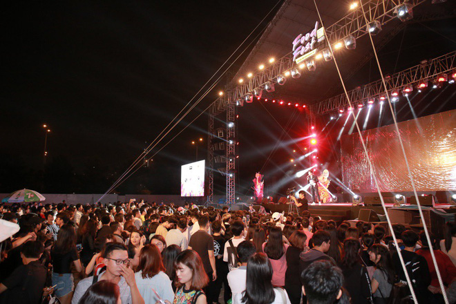 coi phang ao quay het minh son tung m tp khien fan vo oa sung suong
