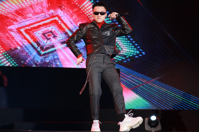 coi phang ao quay het minh son tung m tp khien fan vo oa sung suong