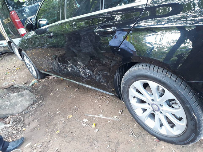 xe mercedes bi cho cao nat chi vi bong sach toi muc soi guong duoc