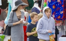 nguoi thua ke 2600 ty dong cua angelina jolie nhap truong dai hoc o han quoc
