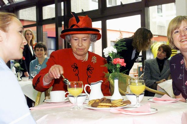 bat ngo voi nhung thoi quen an uong ky la cua nu hoang anh elizabeth ii