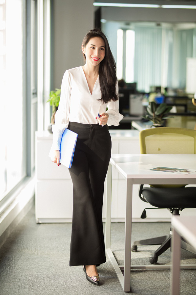 thuy tien rang ro tai xuat trong ao so mi trang thanh lich va quan loe