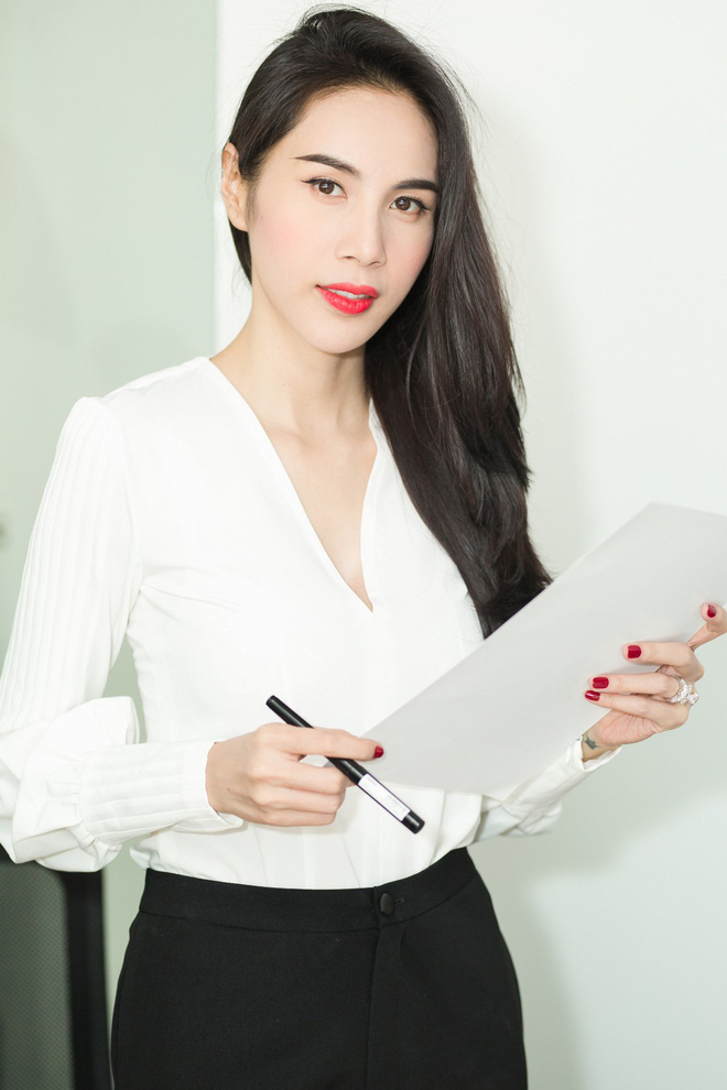 thuy tien rang ro tai xuat trong ao so mi trang thanh lich va quan loe