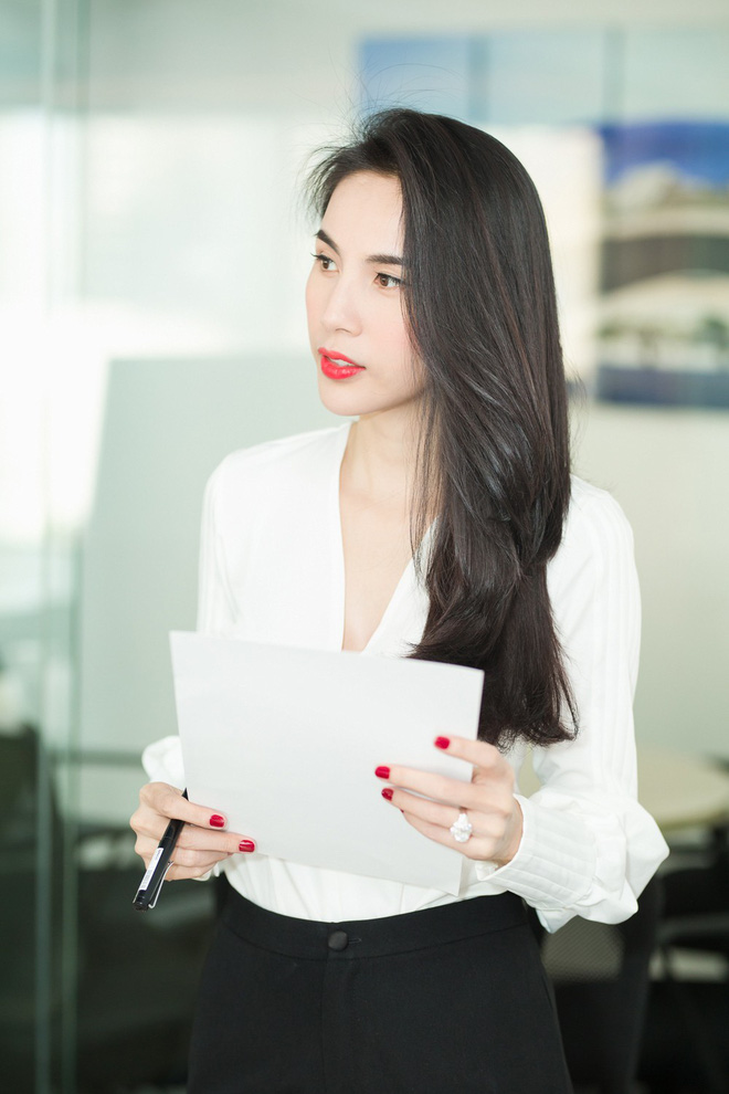 thuy tien rang ro tai xuat trong ao so mi trang thanh lich va quan loe