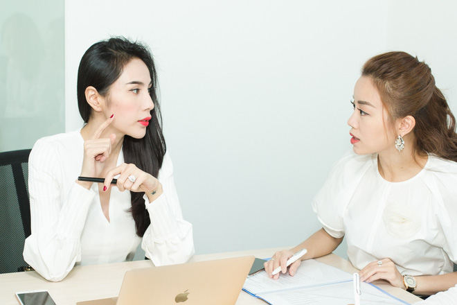 thuy tien rang ro tai xuat trong ao so mi trang thanh lich va quan loe