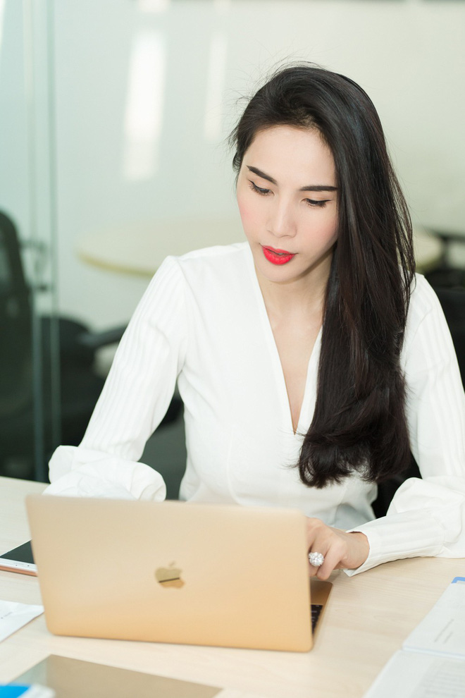 thuy tien rang ro tai xuat trong ao so mi trang thanh lich va quan loe