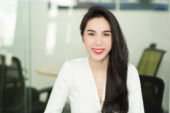 thuy tien rang ro tai xuat trong ao so mi trang thanh lich va quan loe