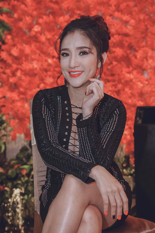 cat tuong khoe nguc day goi cam ben dan em si thanh