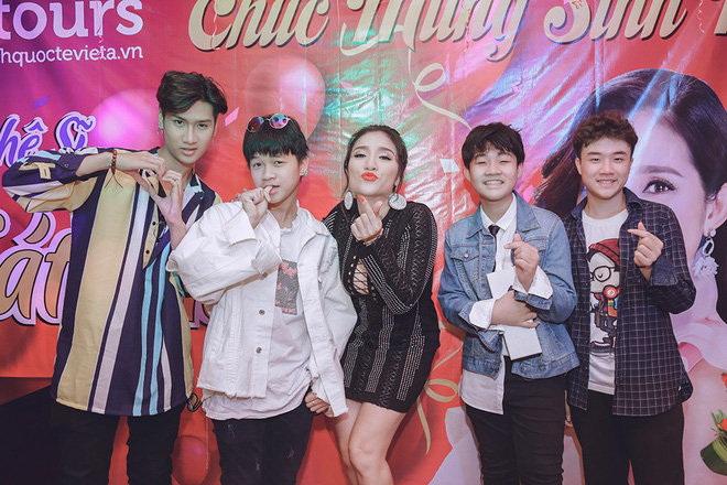 cat tuong khoe nguc day goi cam ben dan em si thanh