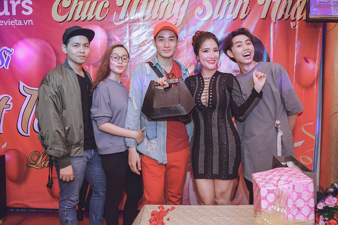 cat tuong khoe nguc day goi cam ben dan em si thanh